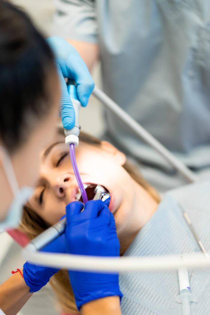 Dantų kanalų gydymas naudojant operacinį mikroskopą ir 3D diagnostiką geriausiose klinikose