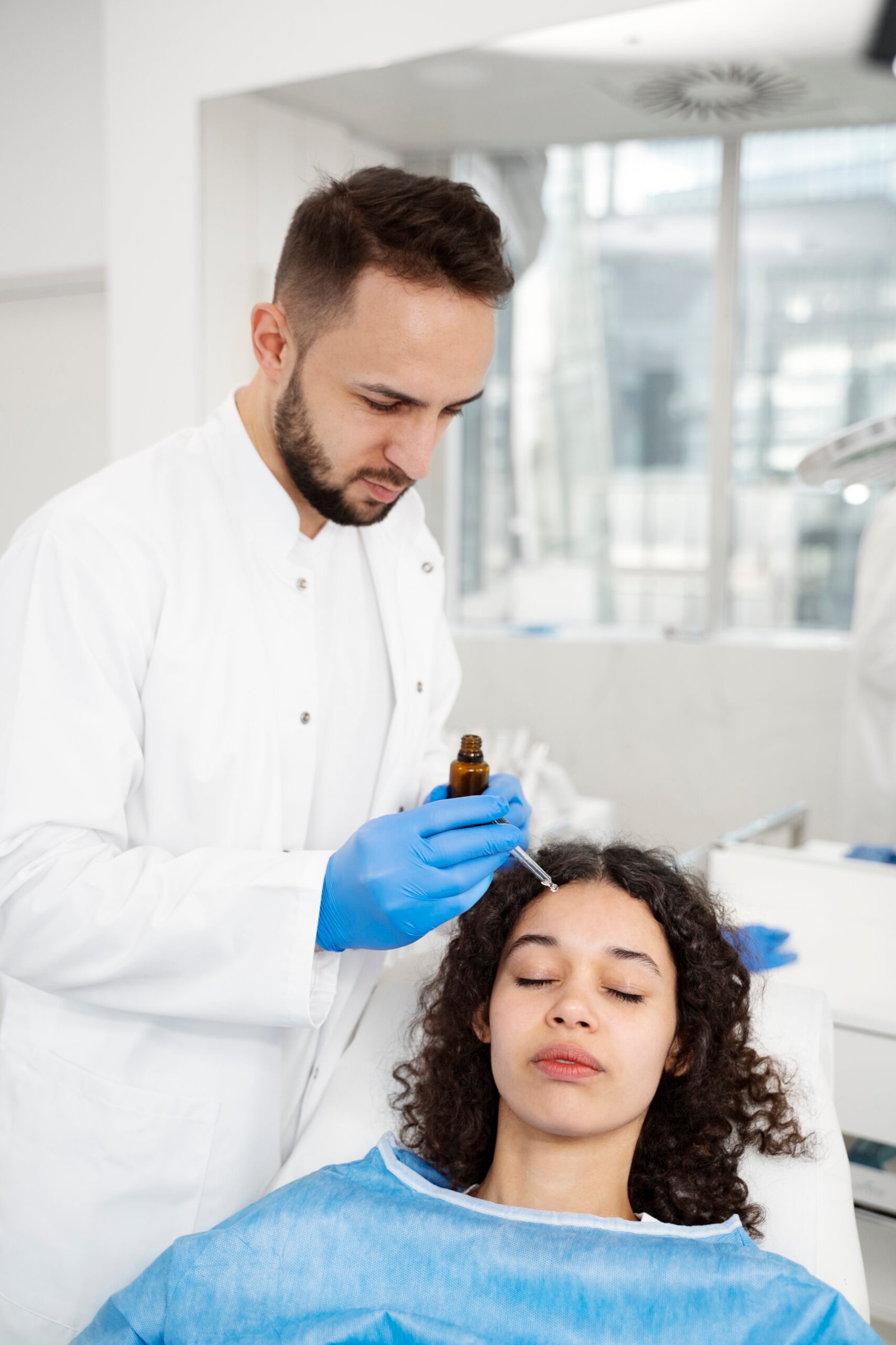 Profesionaliai atliekama plaukų mezoterapija galvos odos maitinimui „Cayra Clinic“ Turkijoje