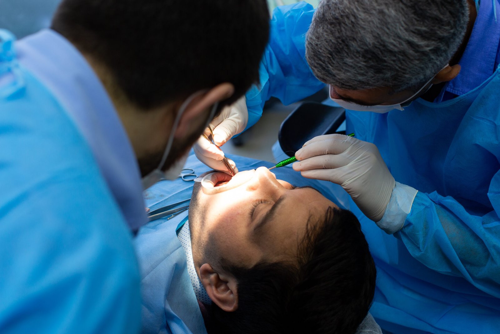 Žandikaulio kaulo tūrio atstatymo ir implantacijos rezultatai prieš ir po procedūros