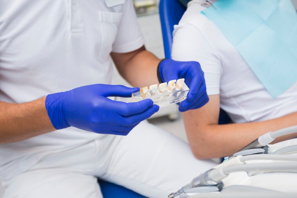 Studio dentistico moderno e tecnologie avanzate per trattamenti di implantologia