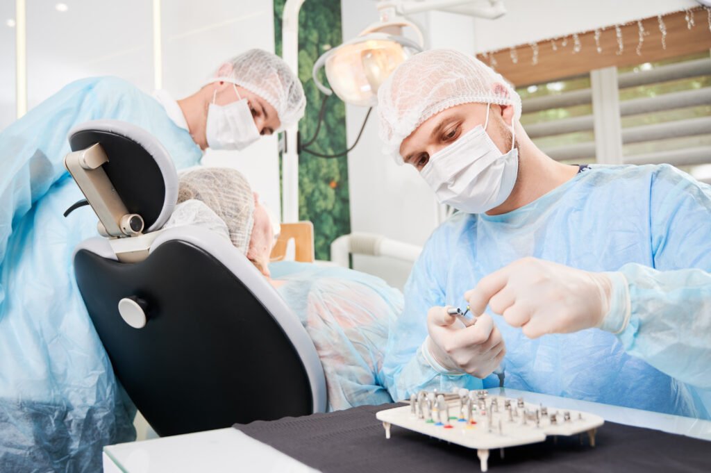 Dentista che esamina una radiografia tridimensionale di impianti dentali problematici